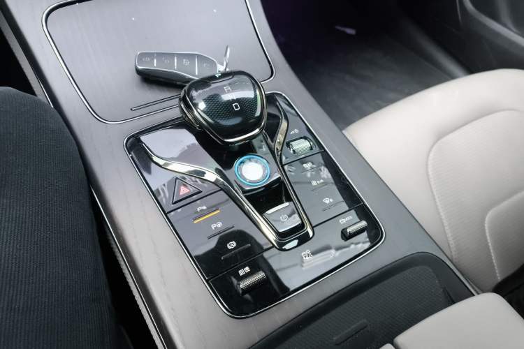 Used BYD Han 2024 EV Glory Edition 610 km All-Wheel Drive "Tian Shen Zhi Jia" Intelligent Driving Model
