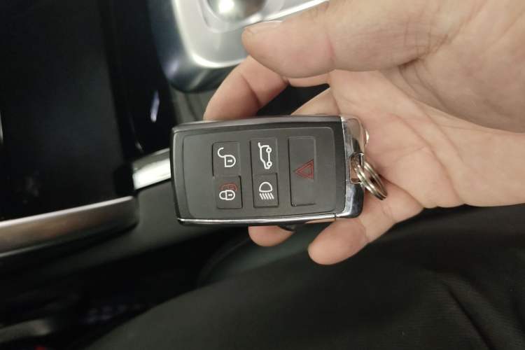 Used Land Rover Discovery Sport 2020 200 PS Family Edition
