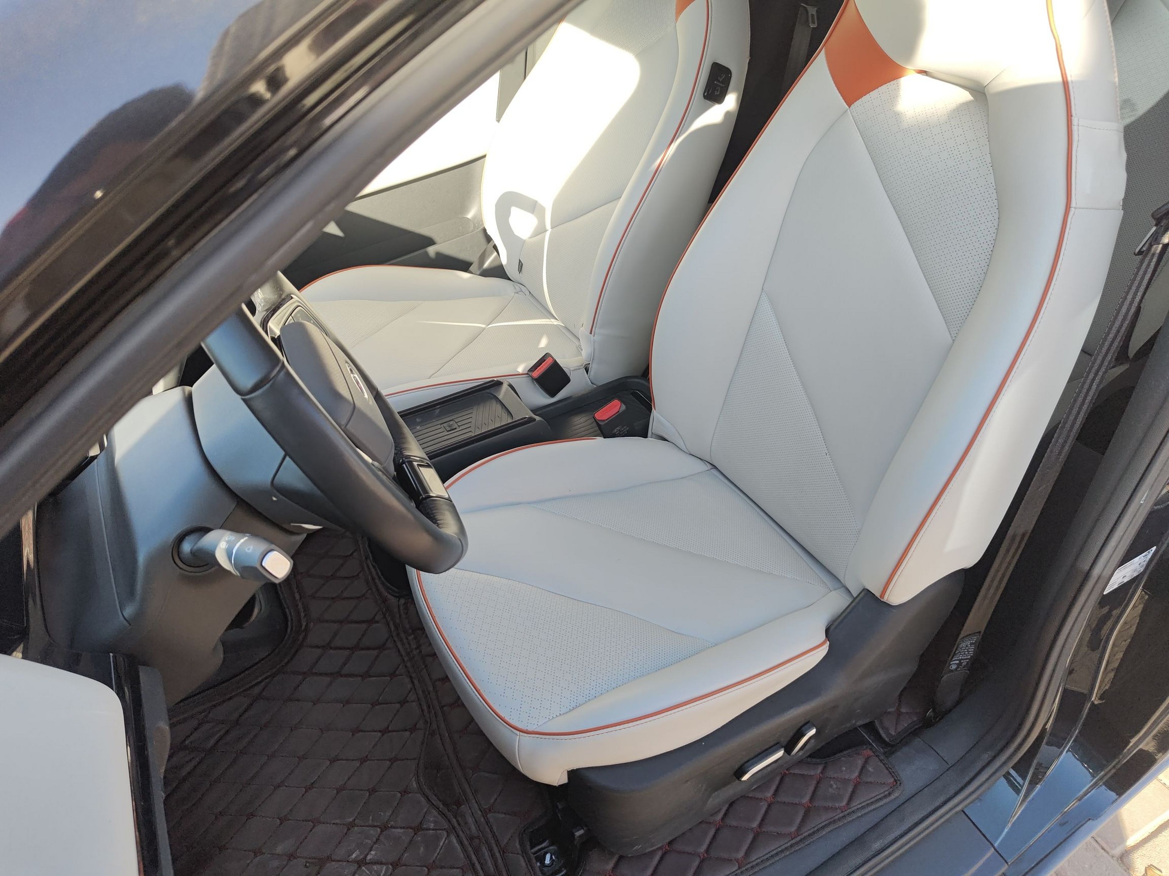 المقاعد الأمامية داخل السيارة