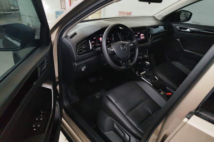 Used Volkswagen T-ROC 2021 280TSI DSG Two-Wheel Drive Comfort Connect Edition