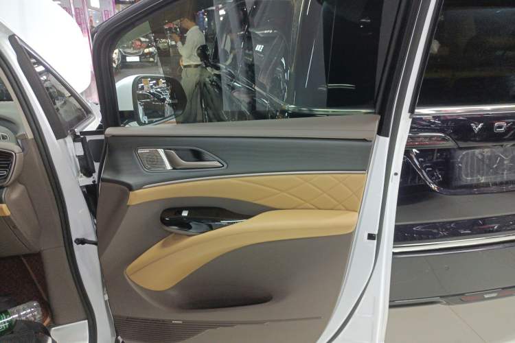 Used Denza D9 2022 EV 600 Four-Wheel Drive Flagship Model
