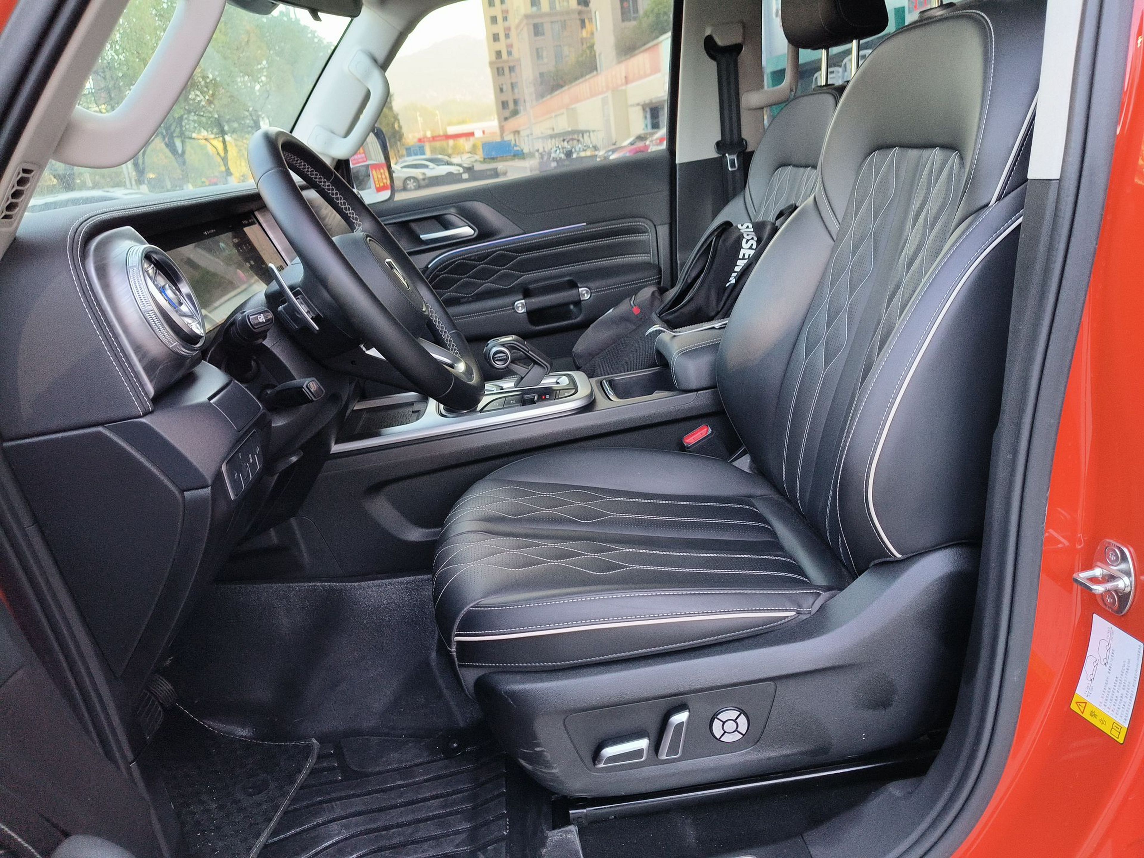 المقاعد الأمامية داخل السيارة