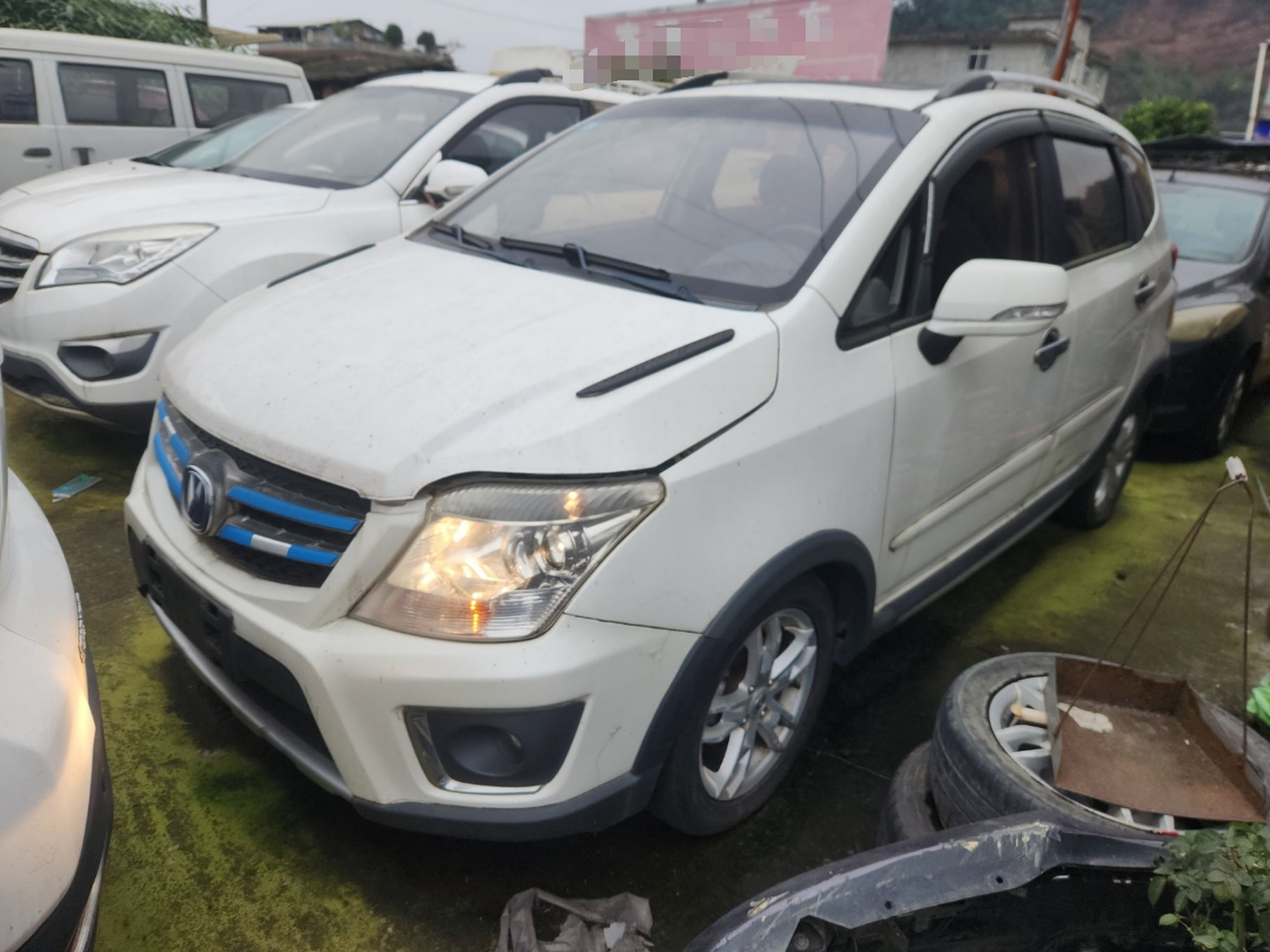 تحت مقدمة السيارة