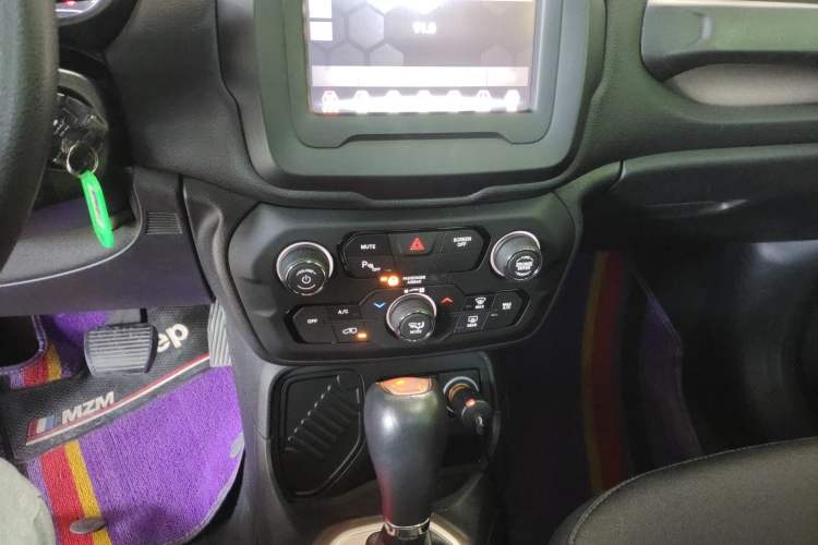 Used  Renegade 2018 Connected Large Screen Version 180T Automatic High-Energy Edition
