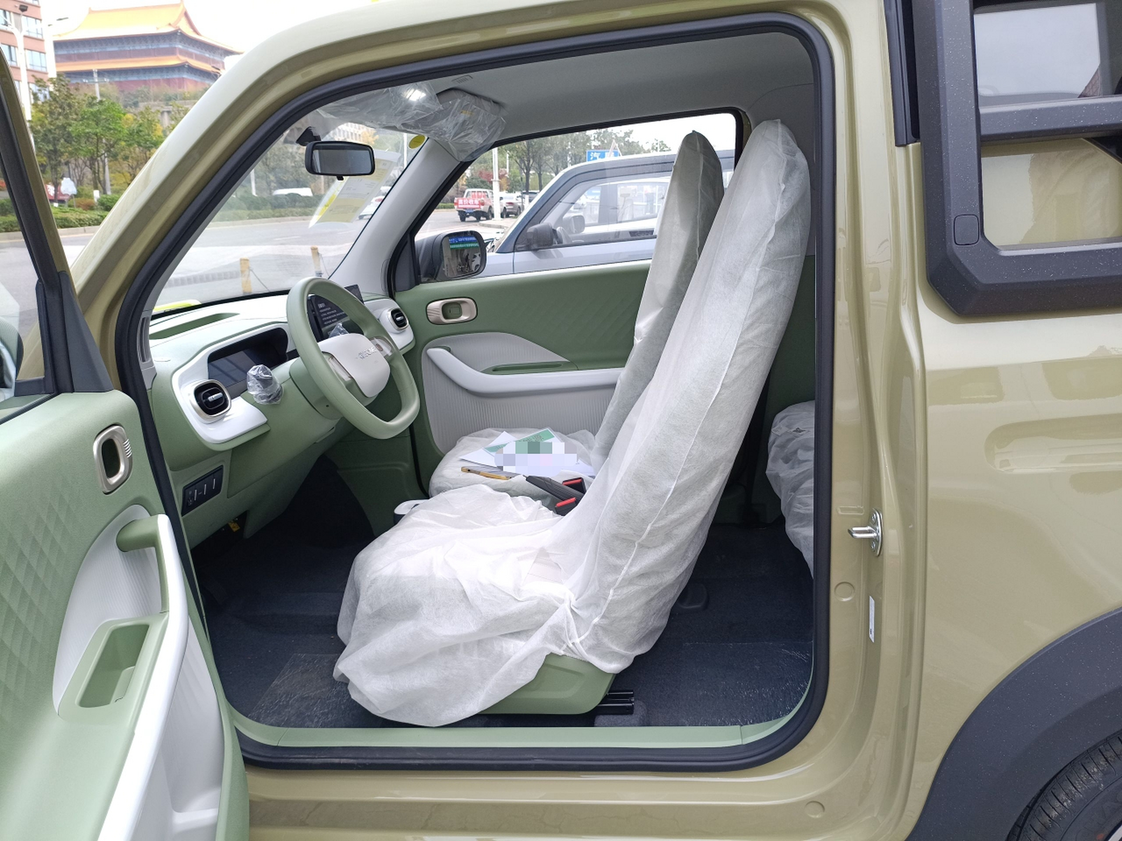 المقاعد الأمامية داخل السيارة