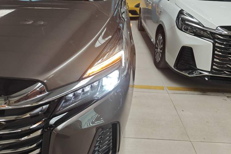 Used Buick GL8 2023 Facelifted Land Cruiser Executive Luxury Version