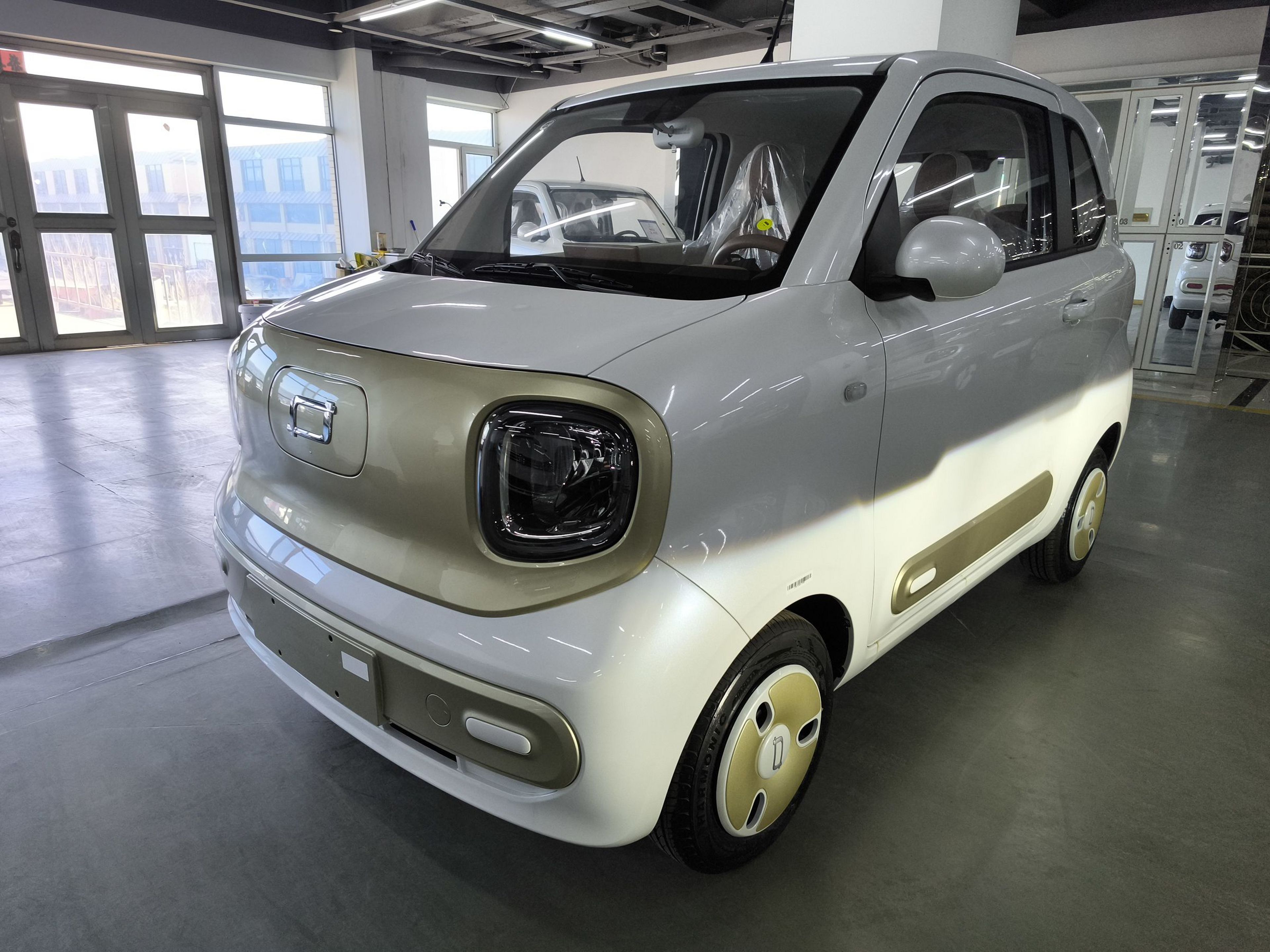 Под передней частью автомобиля