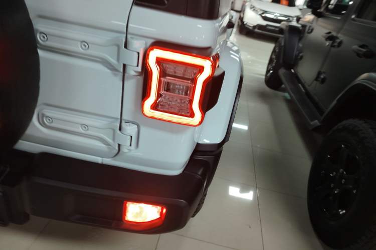 Used  Wrangler 2019 2.0T Sahara Four-Door Version China VI Emission Standard
