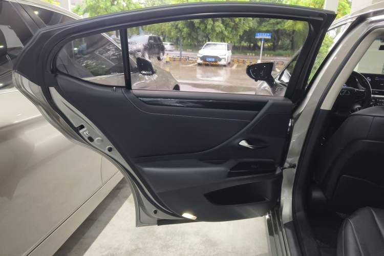 Used Lexus ES 2018 300h Premier Edition China V Standard
