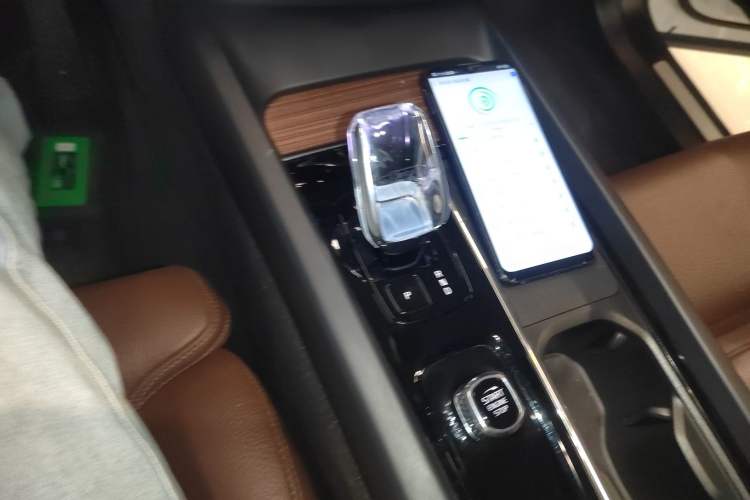 Used Volvo XC60 New Energy 2024 T8 Plug-in Hybrid Long-Range All-Wheel Drive Smart Luxury Edition
