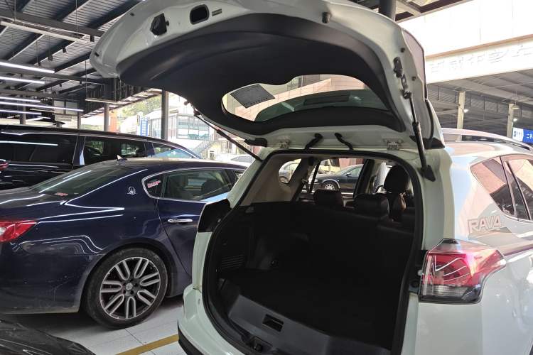 Used Toyota RAV4 2019 2.0L CVT Two-Wheel Drive Pioneer Edition China VI Standard