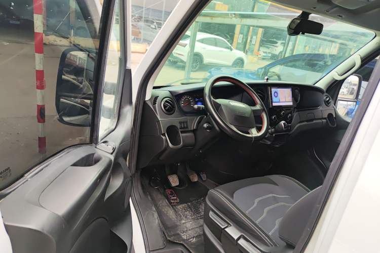 Used Iveco Eurocargo 2021 2.0T Manual Super Rui Long Wheelbase Short Overhang High Roof Side-Sliding Door F1A