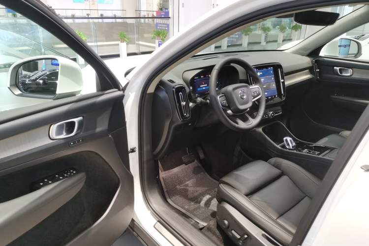 Used Volvo XC40 2024 B4 4x4 Smart Luxury Edition