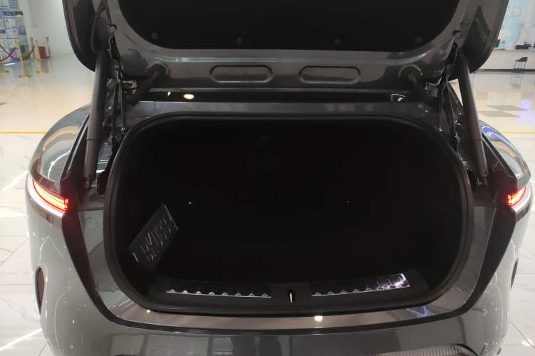 Used  11 2022 Ultra-Long Range Dual-Motor Luxury Edition 5 Seats
