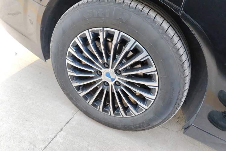 Used Denza D9 2022 EV 600 Four-Wheel Drive Flagship Model
