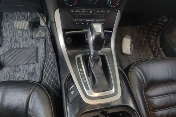 Used Ford Edge 2015 2.0T GTDi Two-Wheel-Drive Platinum Edition
