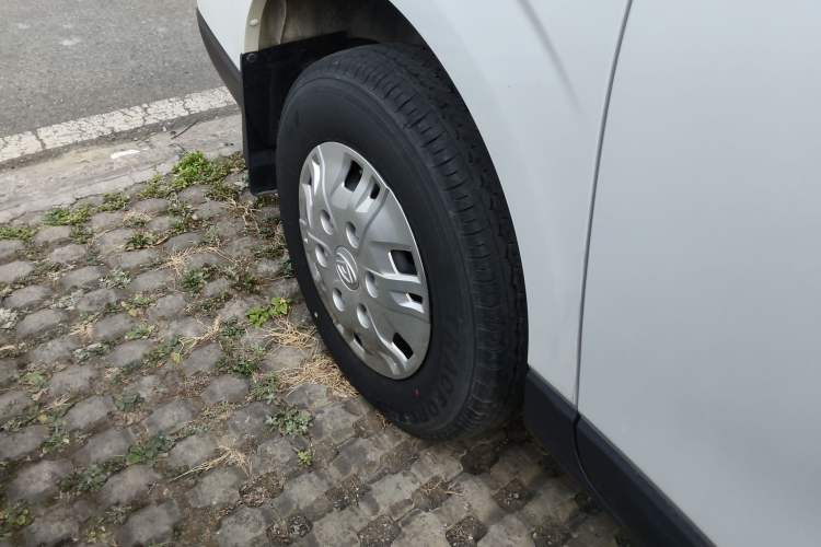 Used SAIC MAXUS Xintu V70 2023 2.0T Elite Edition Automatic Short Wheelbase Low Roof – 5/6 Seats