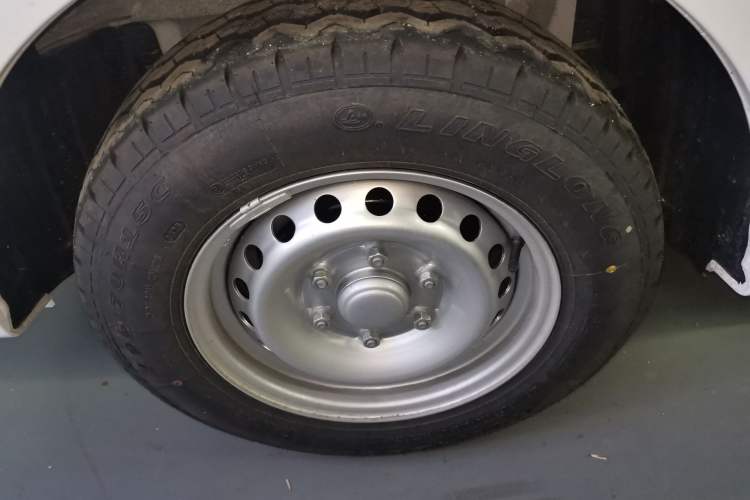 Used Wuling Yangguang 2024 300KM Comfort Version Passenger Van 75kW
