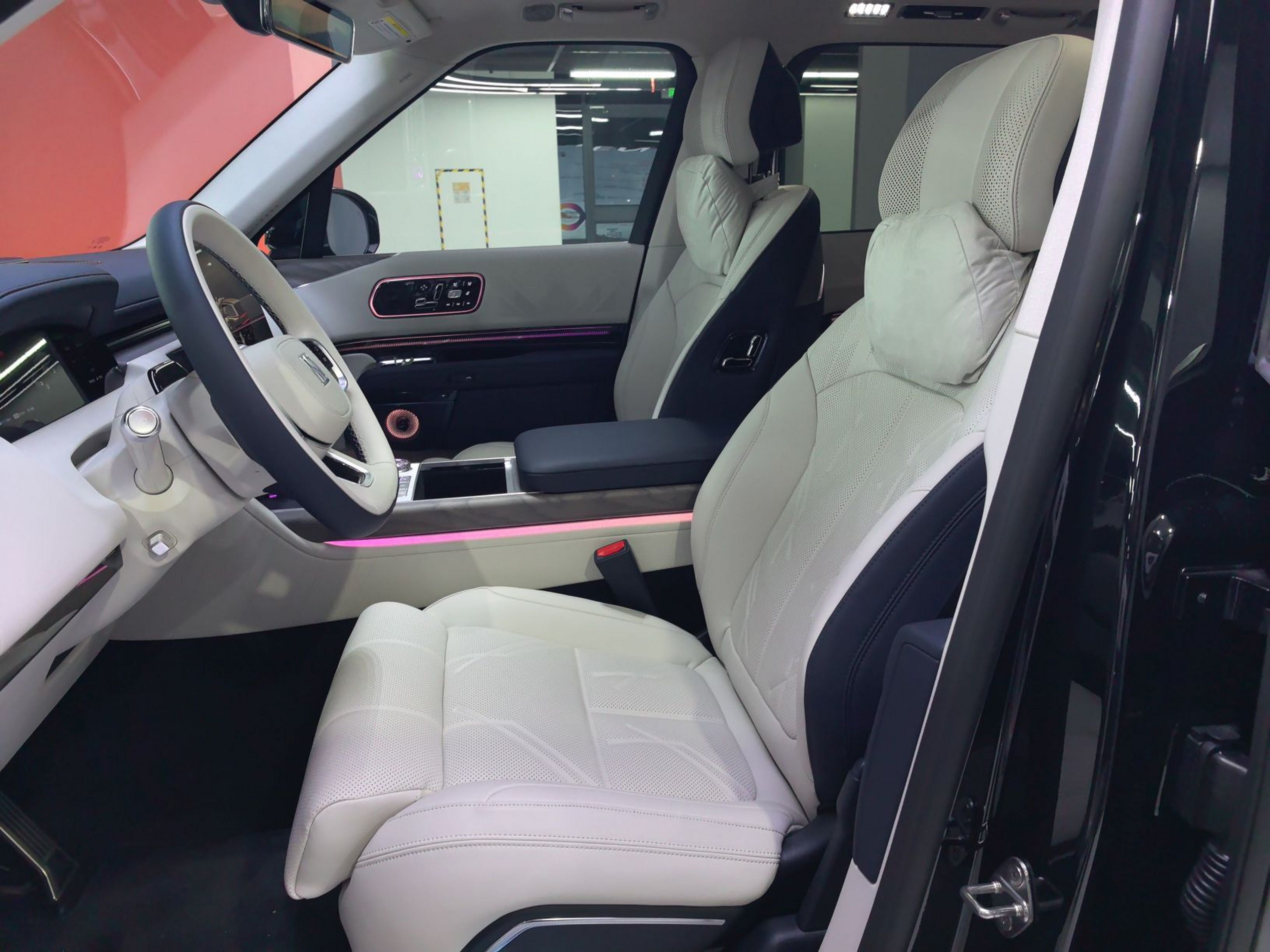 المقاعد الأمامية داخل السيارة