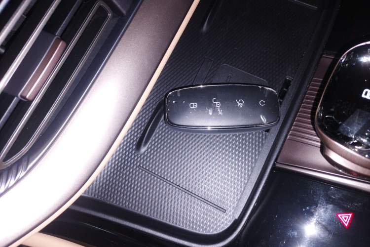 Used Denza D9 2022 DM-i 1040 Prestige Model