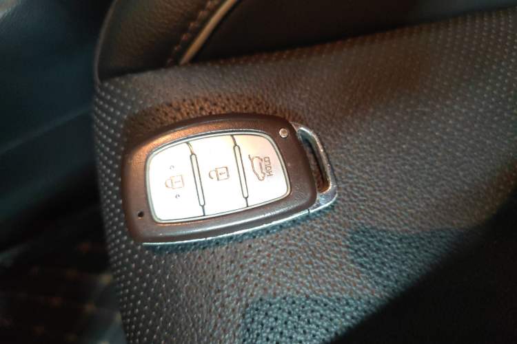 Used Hyundai ix25 2015 1.6L Automatic Two-Wheel-Drive Deluxe DLX Model
