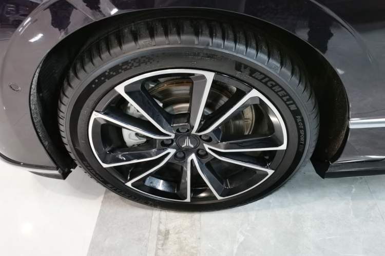 Used VOYAH PASSION 2024 PHEV Four-Wheel Drive Ultra-Long Range Flagship Model
