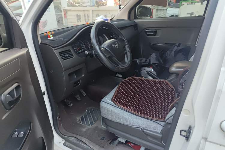 Used Wuling Rongguang V 2016 1.5L Standard Version

