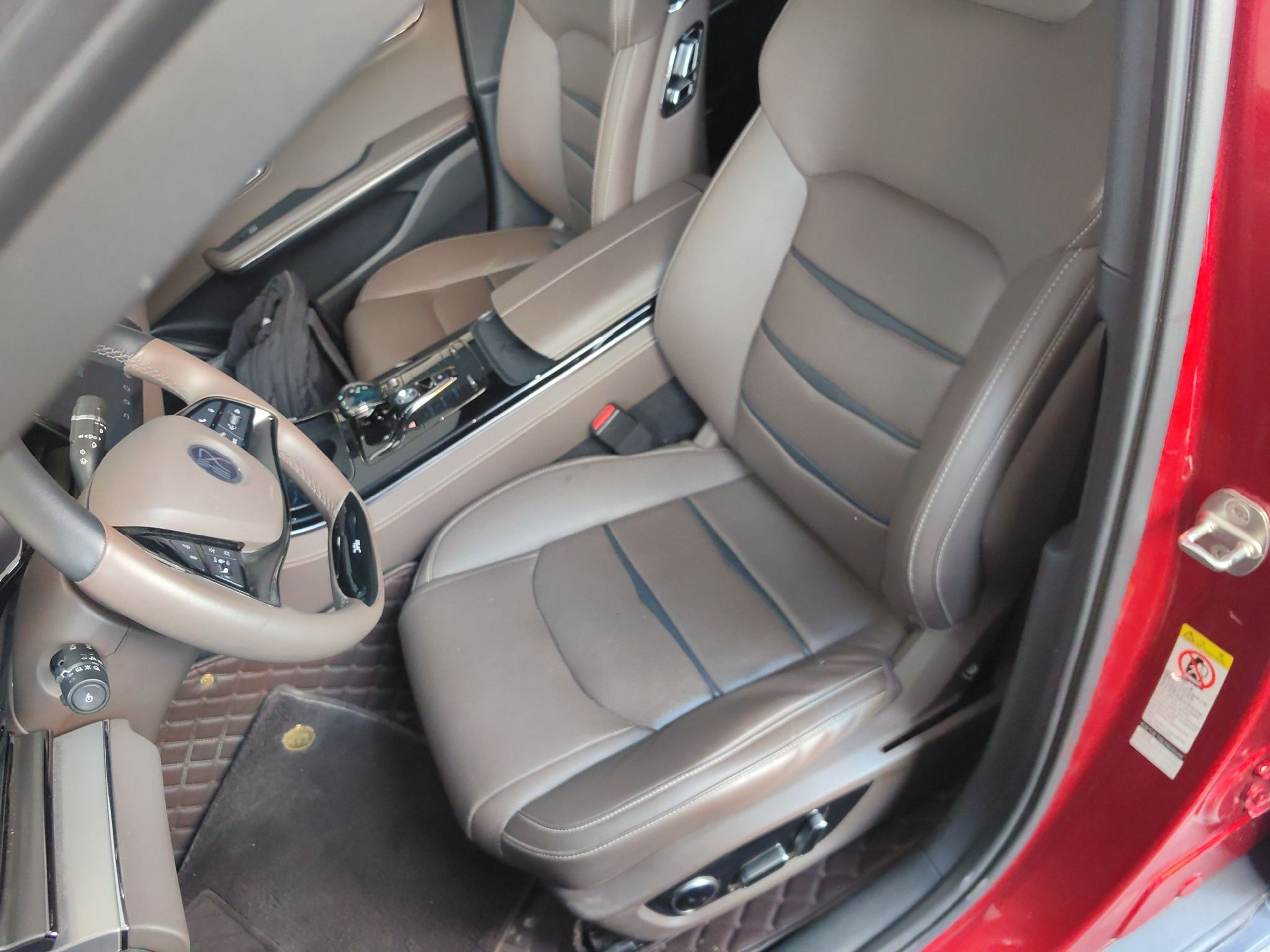 Переднее сиденье в автомобиле