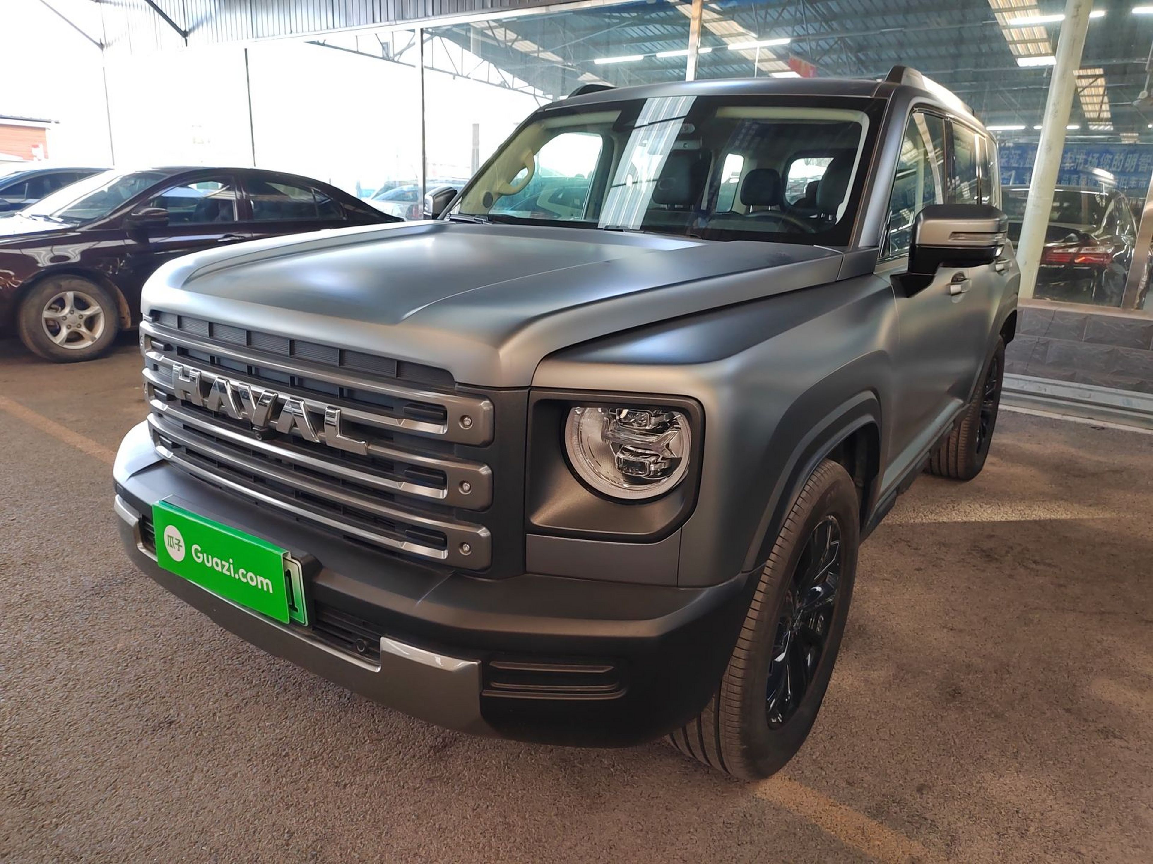 تحت مقدمة السيارة