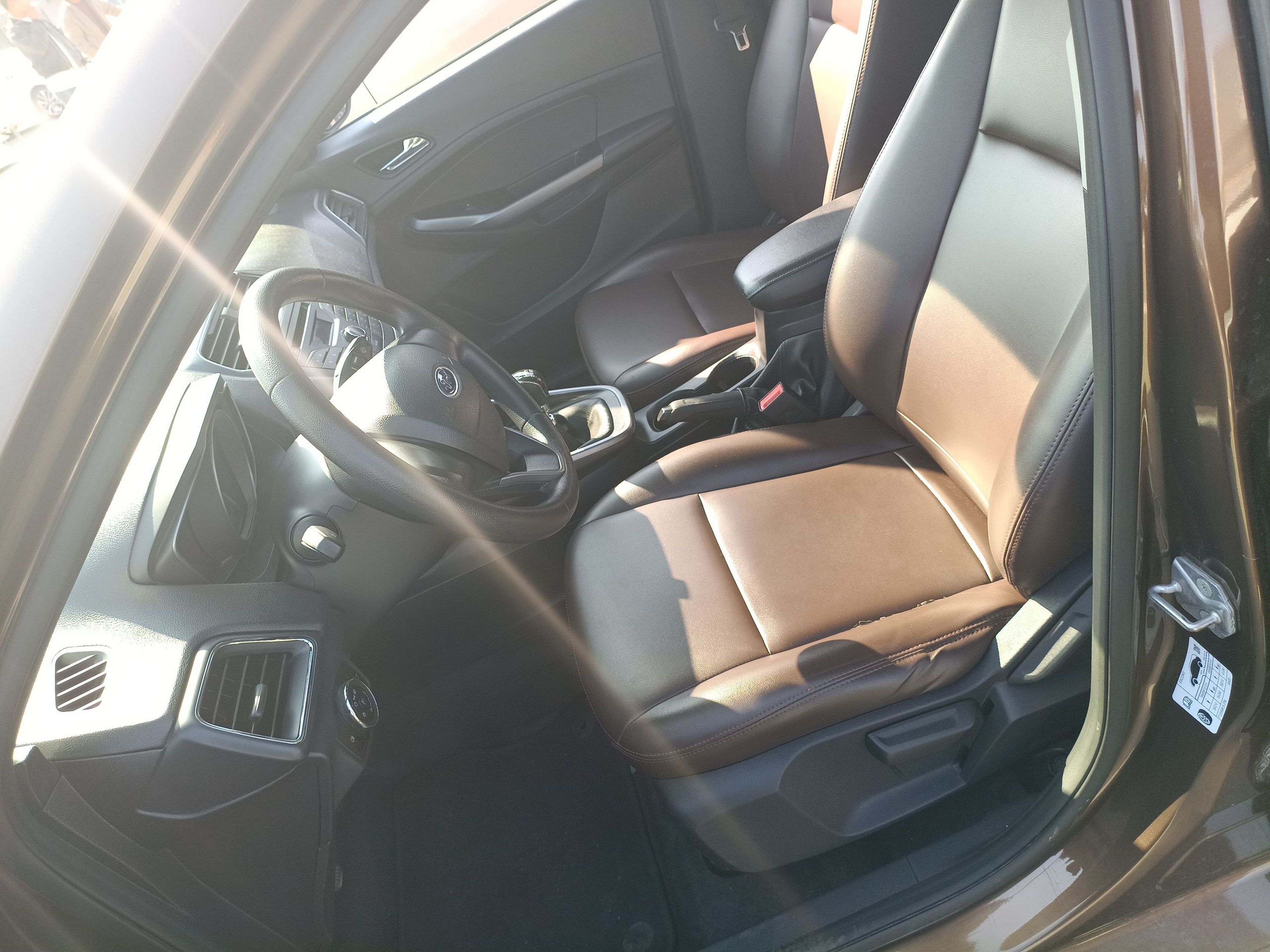 المقاعد الأمامية داخل السيارة