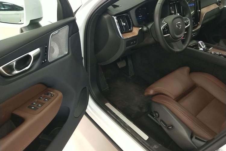 Used Volvo XC60 New Energy 2025 Plug-in Hybrid Long-Range All-Wheel Drive Smart Luxury Edition