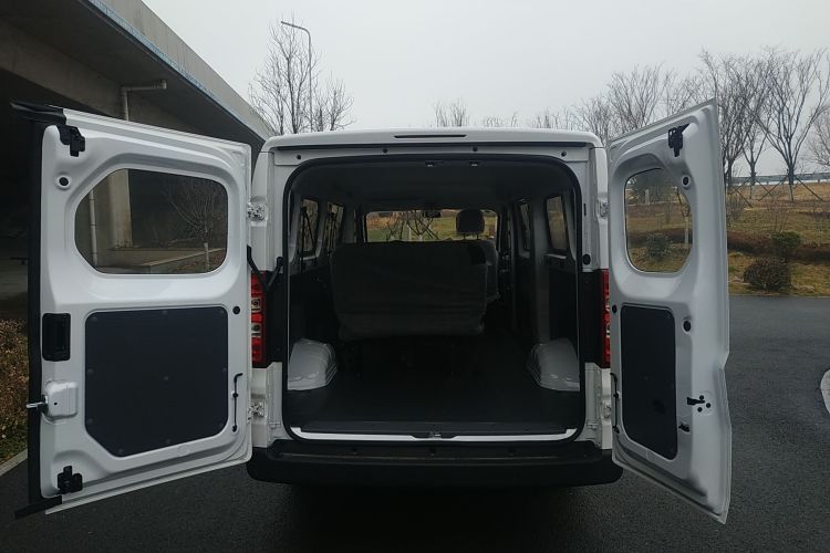 Used Wuling Yangguang 2024 300KM Comfort Version Passenger Van 75kW
