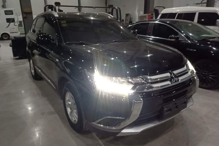 Used Mitsubishi Outlander 2016 2.0L Two-Wheel Drive Fashion Edition 5 Seats