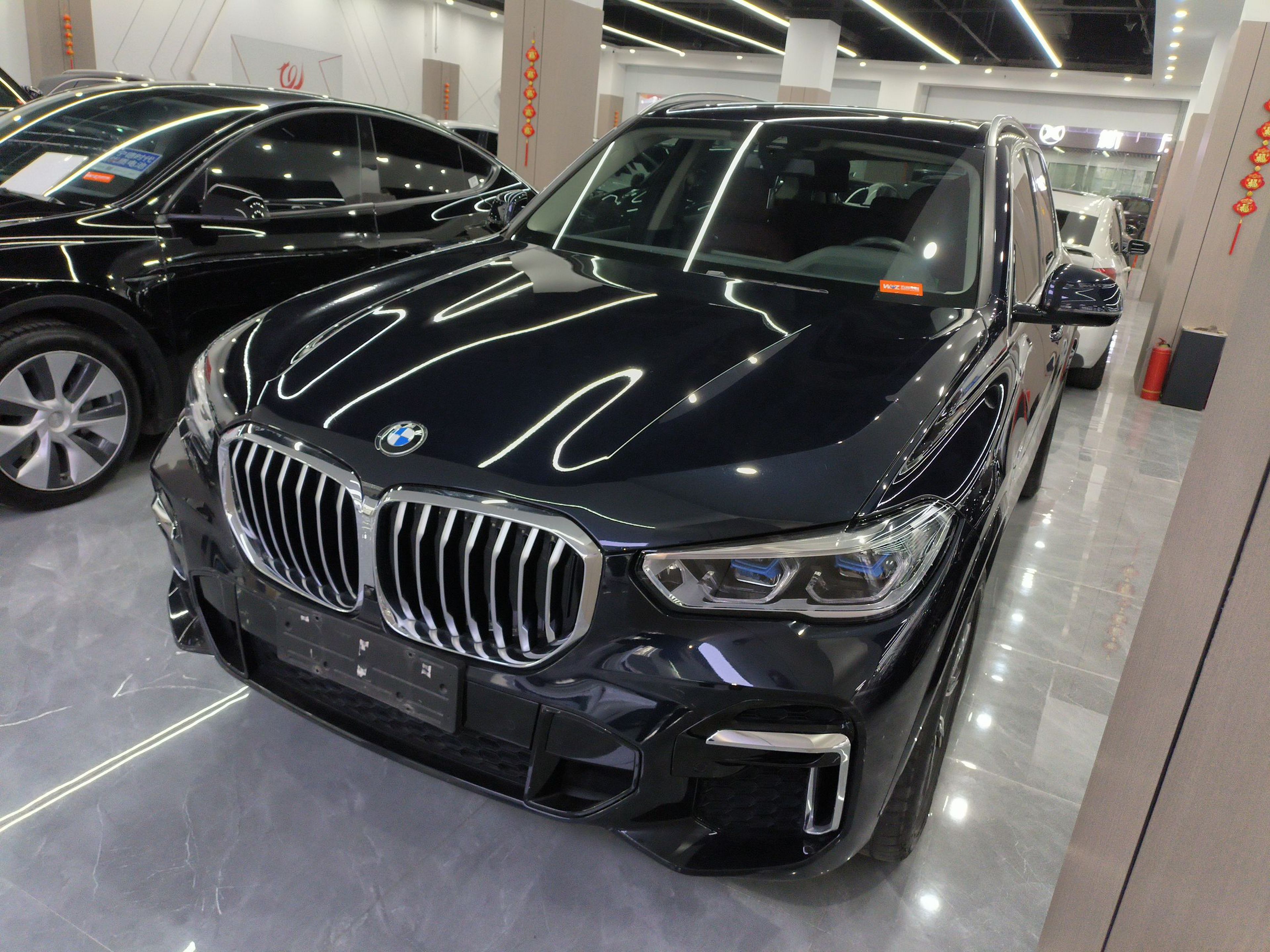 Под передней частью автомобиля