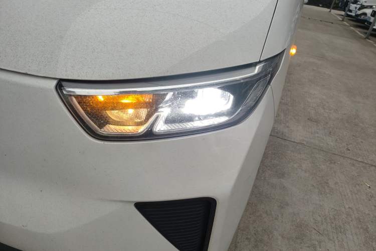 Used Wuling Yangguang 2024 300KM Comfort Version Passenger Van 75kW
