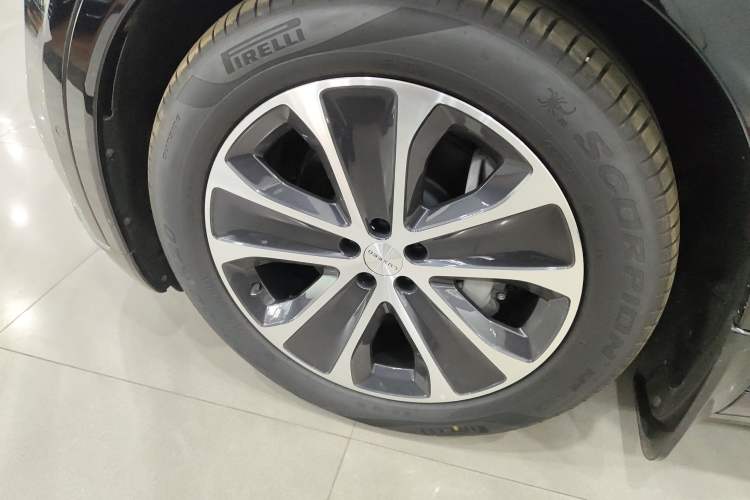 Used Hima Luxeed R7 2024 All-Electric 802 km Max
