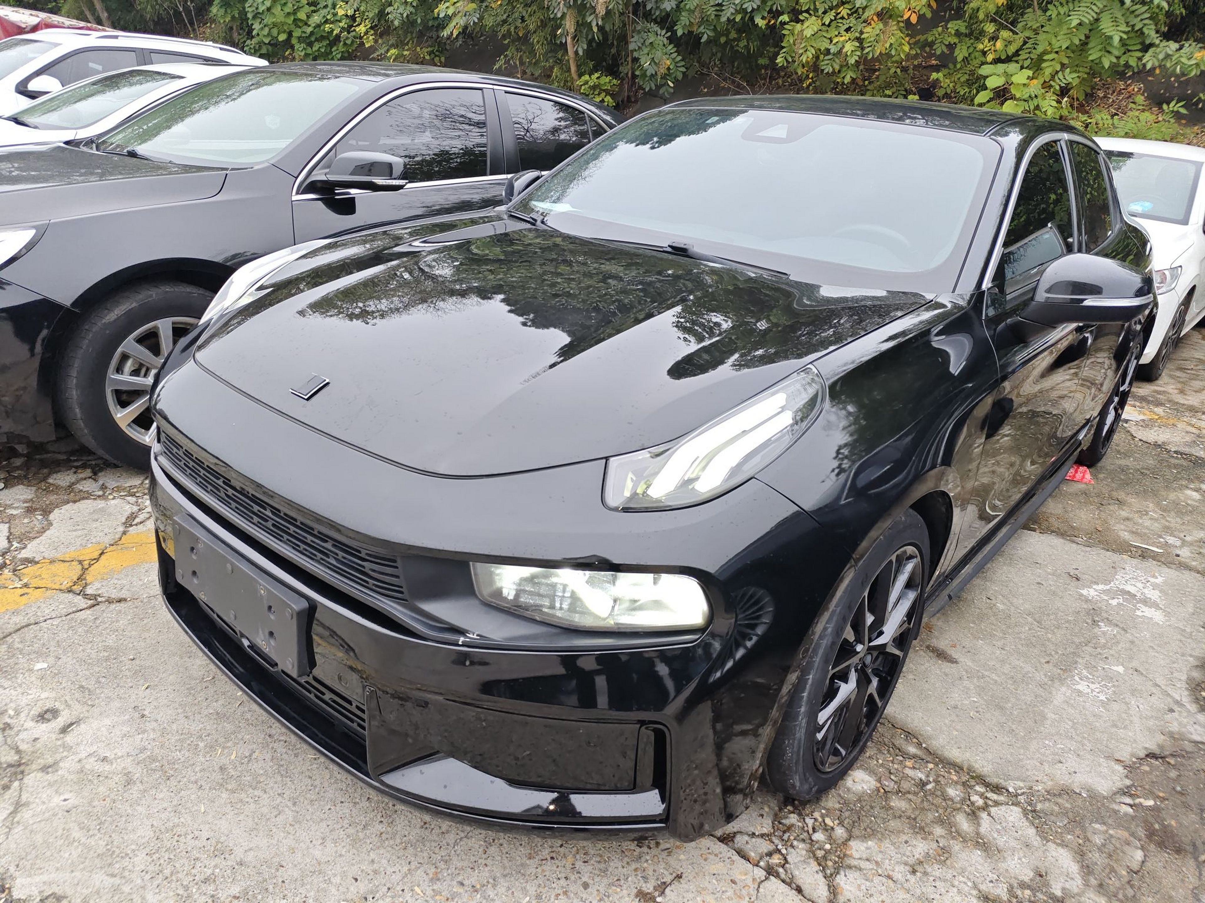 تحت مقدمة السيارة