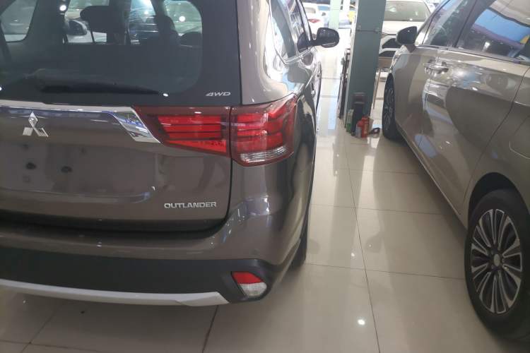 Used Mitsubishi Outlander 2016 2.4L 4x4 Luxury Edition 7-Seater
