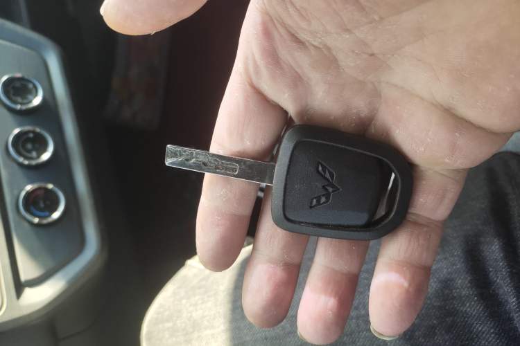 Used Wuling Yangguang 2024 300km Comfort-Grade Passenger Van 60kW
