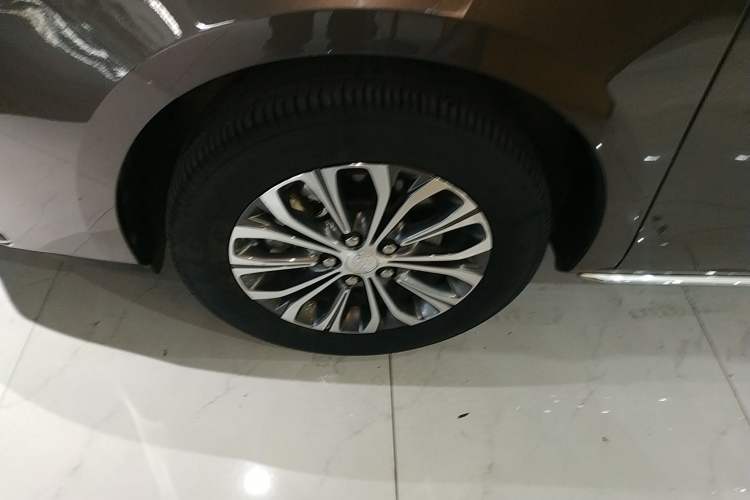 Used Buick GL8 2023 Facelifted Land Cruiser Executive Luxury Version
