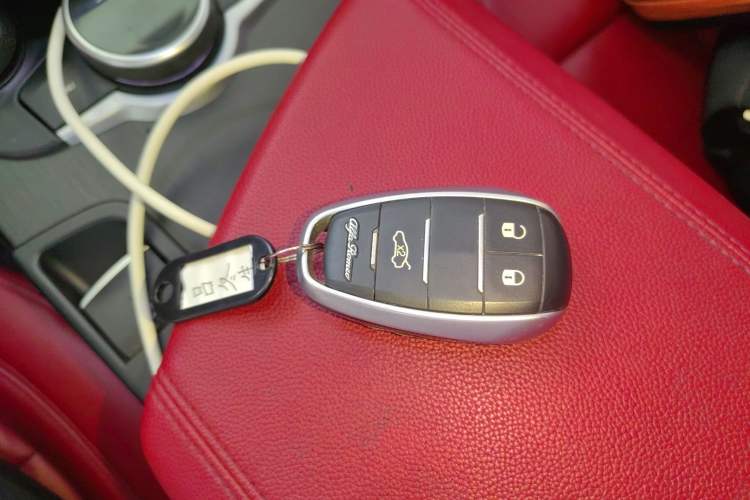 Used Alfa Romeo Giulia 2017 2.0T 200HP Luxury Edition
