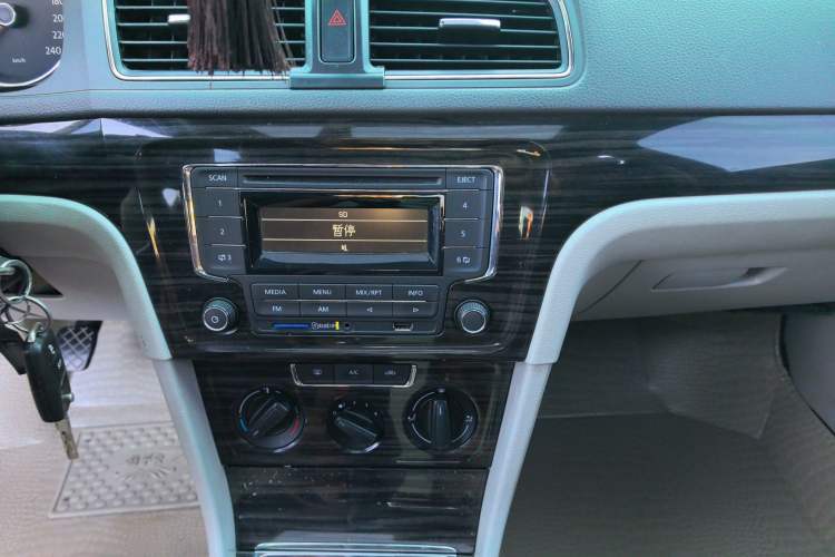 Used Volkswagen Gran Lavida 2013 1.6L Manual Comfort Model
