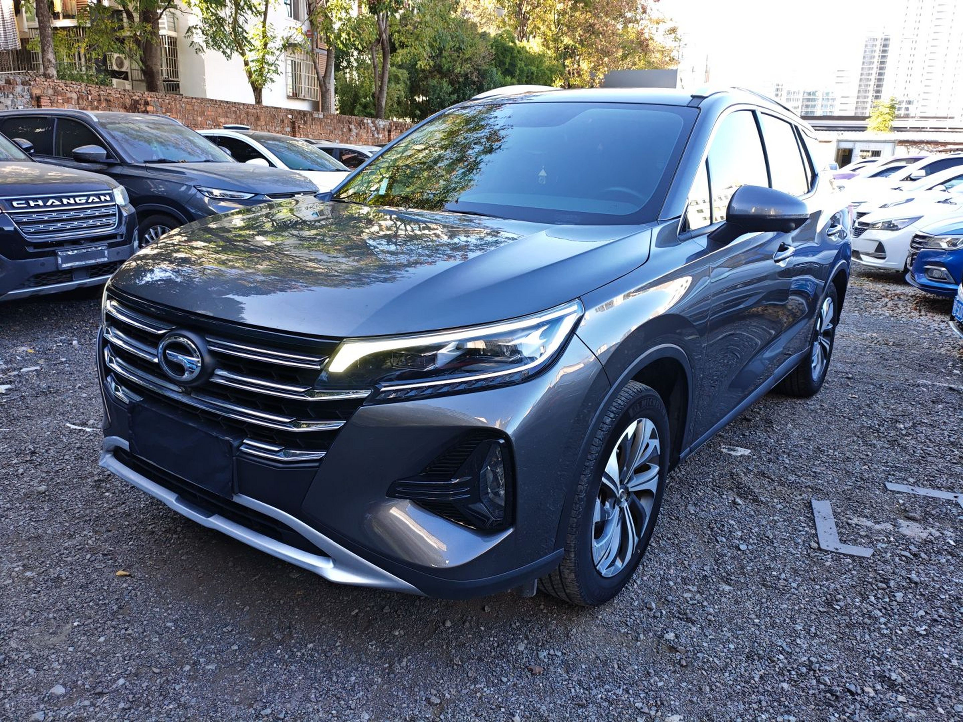 Под передней частью автомобиля