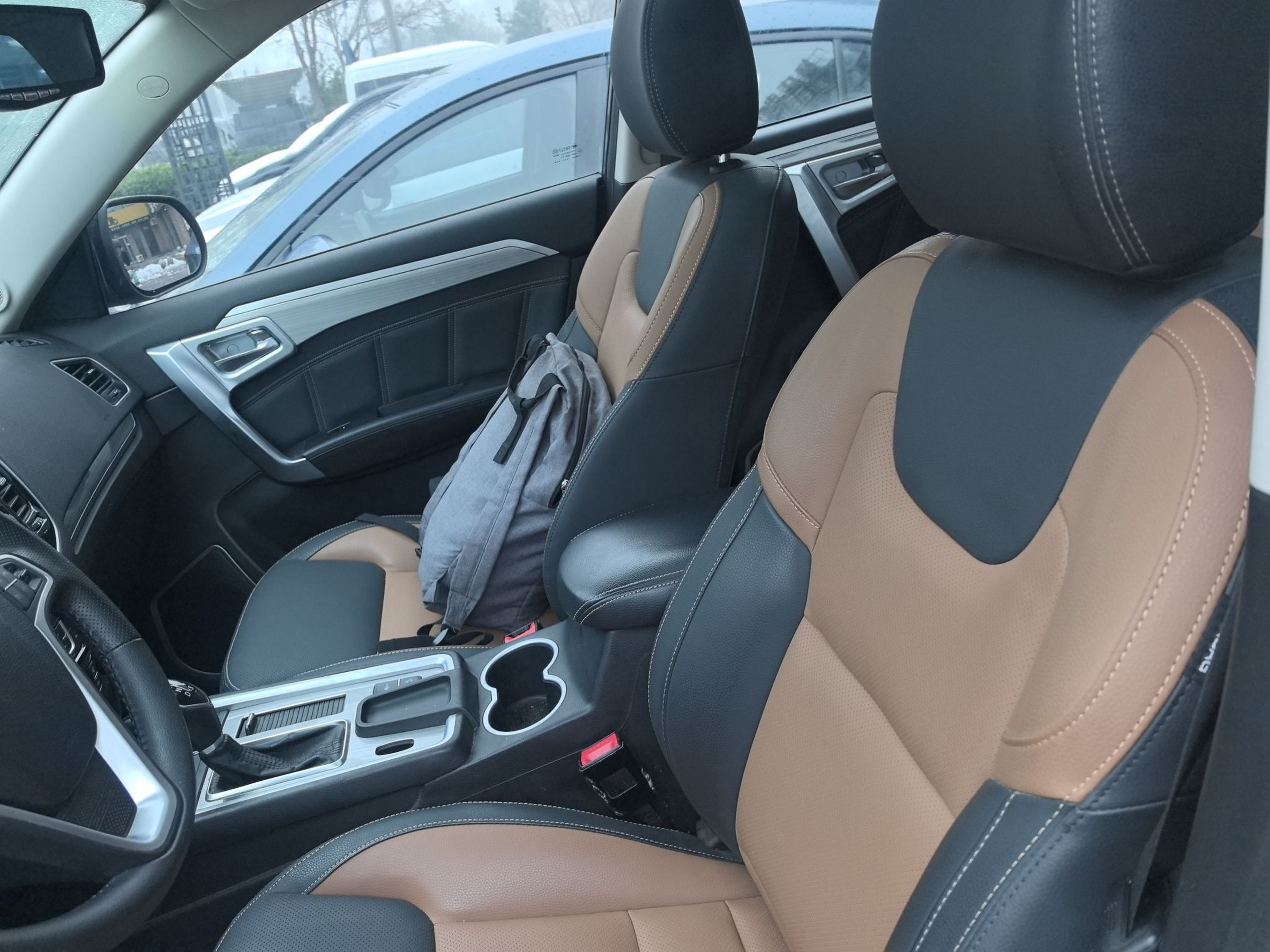 Переднее сиденье в автомобиле