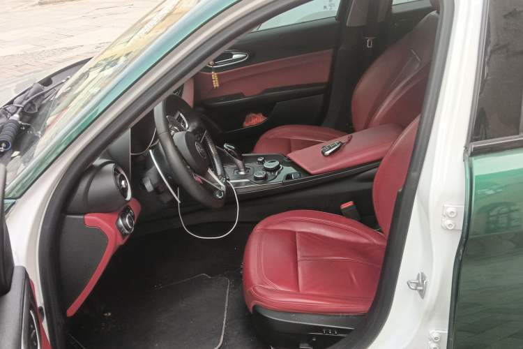 Used Alfa Romeo Giulia 2017 2.0T 280HP Luxury Edition
