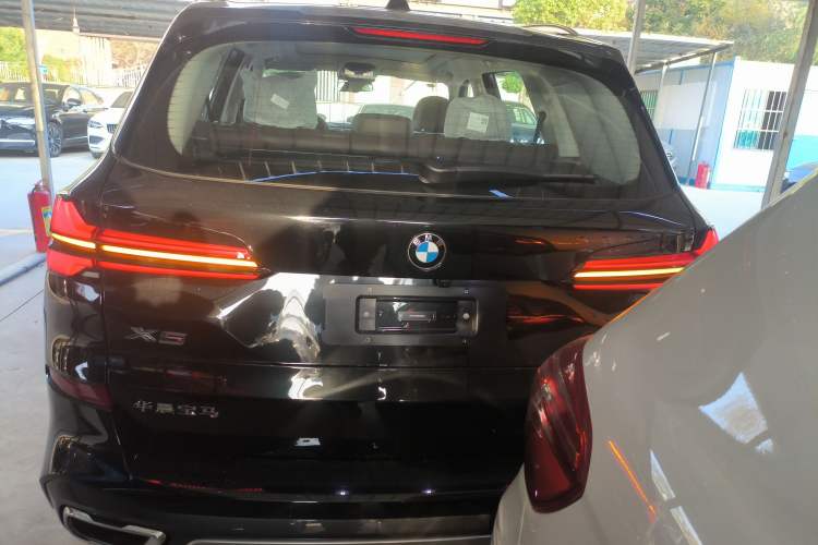 Used BMW X5 2023 xDrive 30Li Luxury M Sport Package
