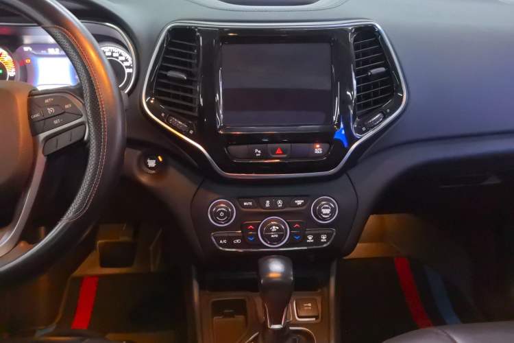 Used  Cherokee 2019 2.0T Two-Wheel Drive Smart Enjoyment Version China V
