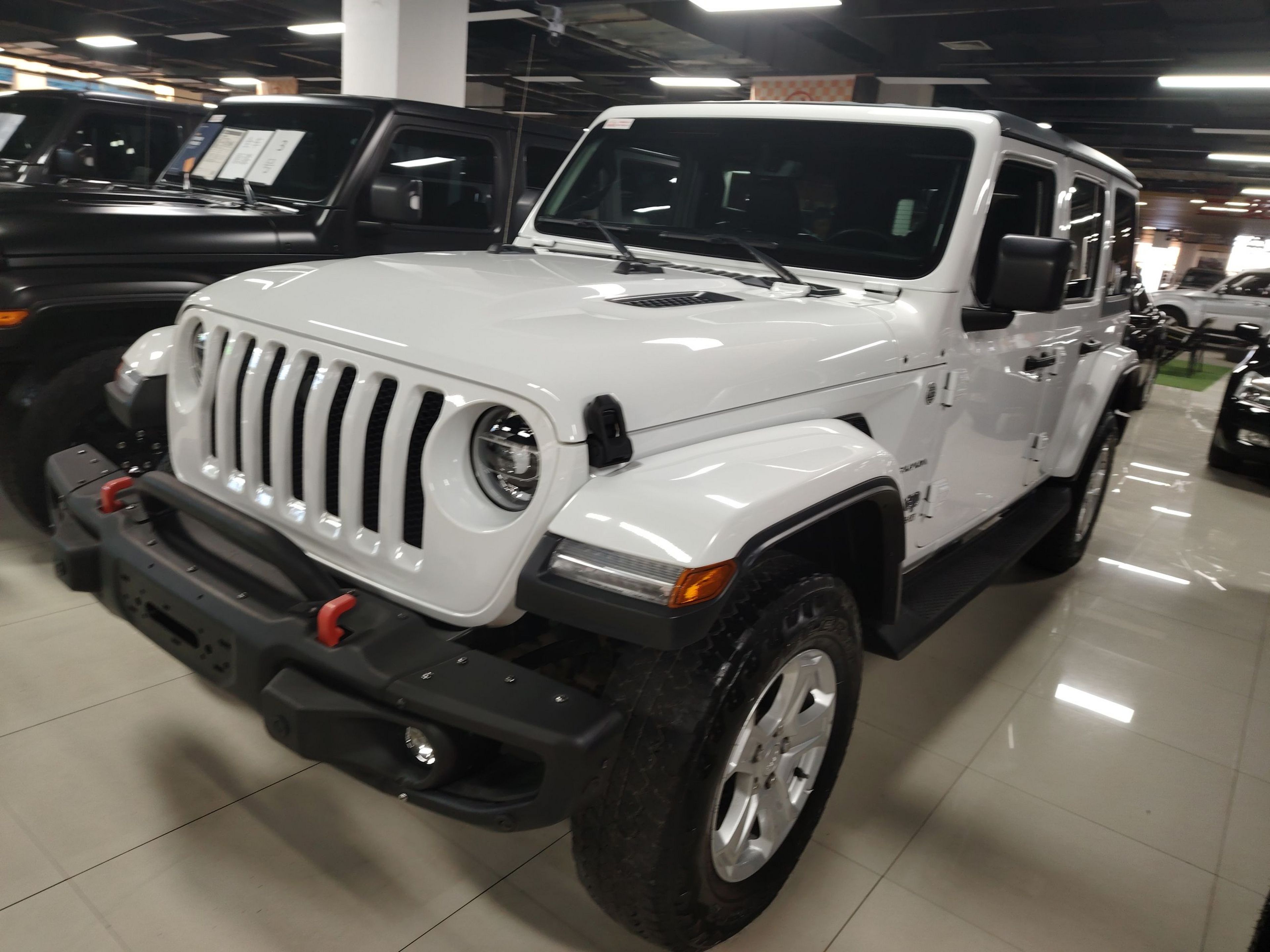 تحت مقدمة السيارة