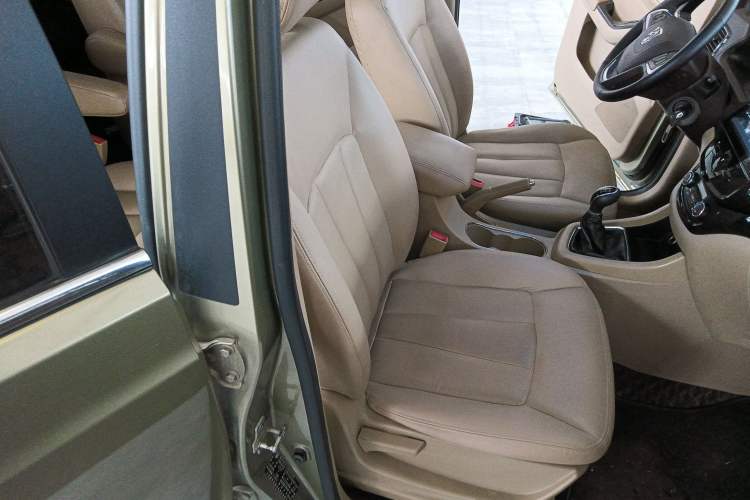 Used Baojun 730 2014 1.5L manual luxury trim 7 seats
