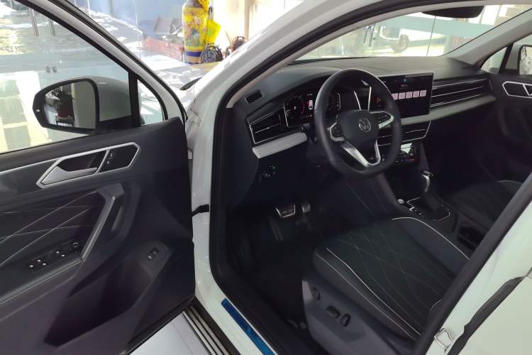 Used Volkswagen Tiguan L 2024 Outstanding Model 330TSI Automatic Two-Wheel Drive R-Line Dragon Glory Edition
